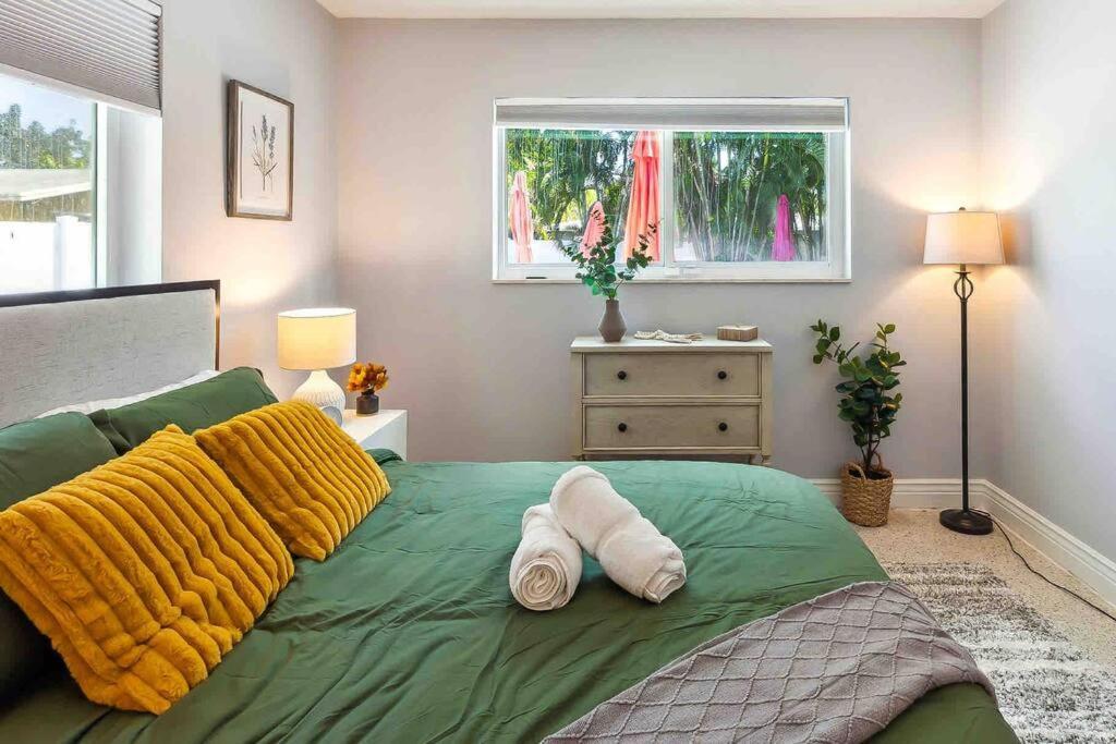 Private Oasis With Pool Near Beaches, Dining & Las Olas フォート・ローダーデール エクステリア 写真