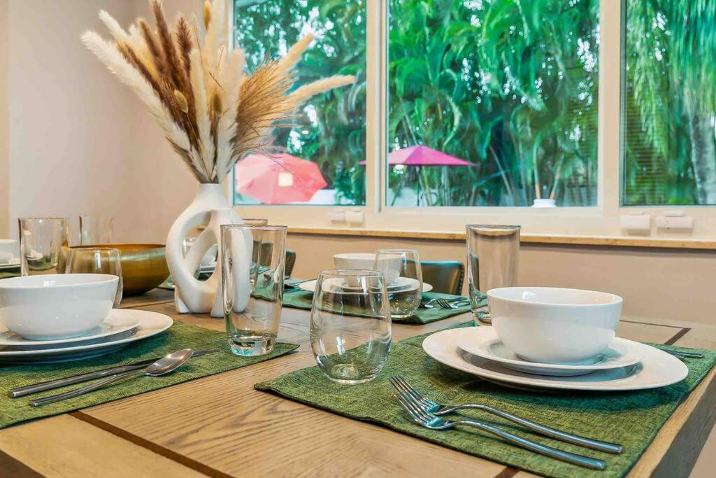 Private Oasis With Pool Near Beaches, Dining & Las Olas フォート・ローダーデール エクステリア 写真