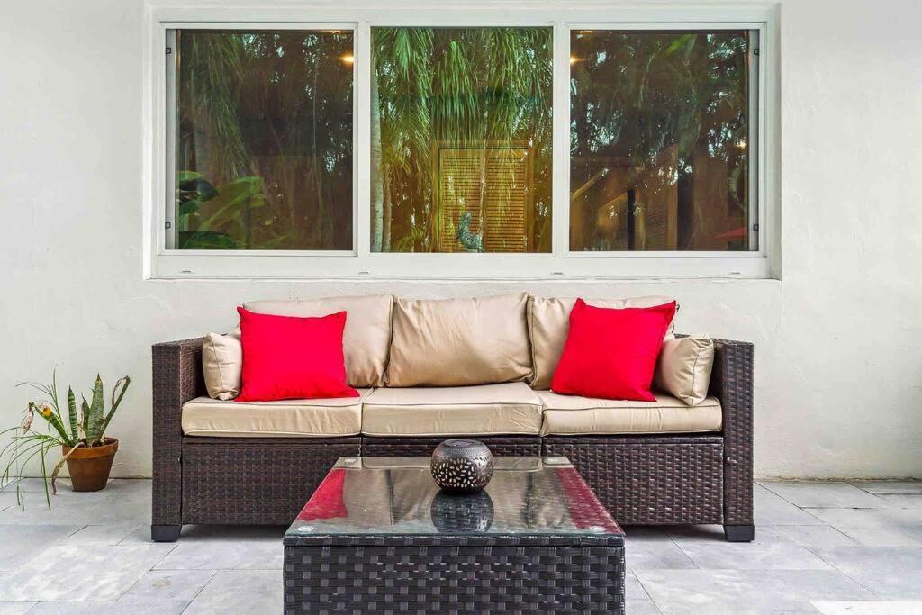 Private Oasis With Pool Near Beaches, Dining & Las Olas フォート・ローダーデール エクステリア 写真